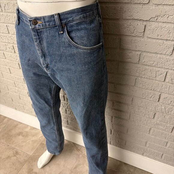 Wrangler Men’s Regular Fit Straight Leg Medium Wash Denim Jeans Size 36 x 30 - Picture 2 of 7